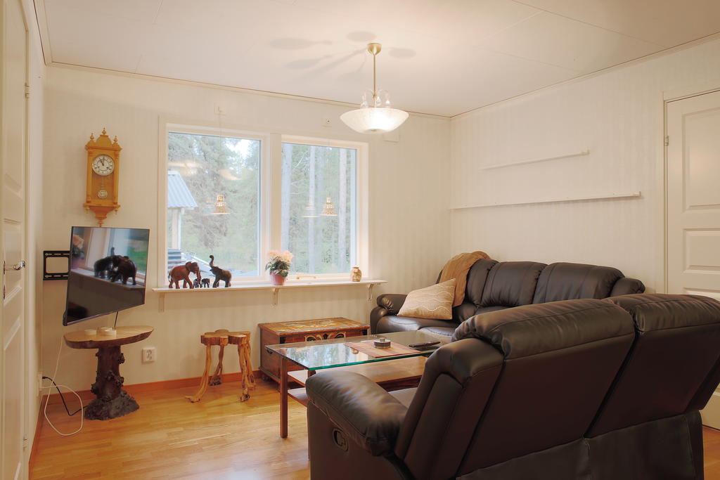 Vardagsrum som är en knytpunkt i huset