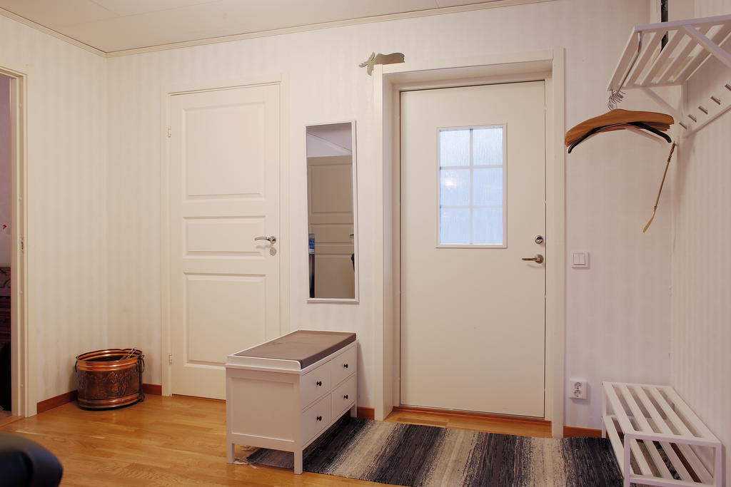 Ingång till hall, dörr till toalett 