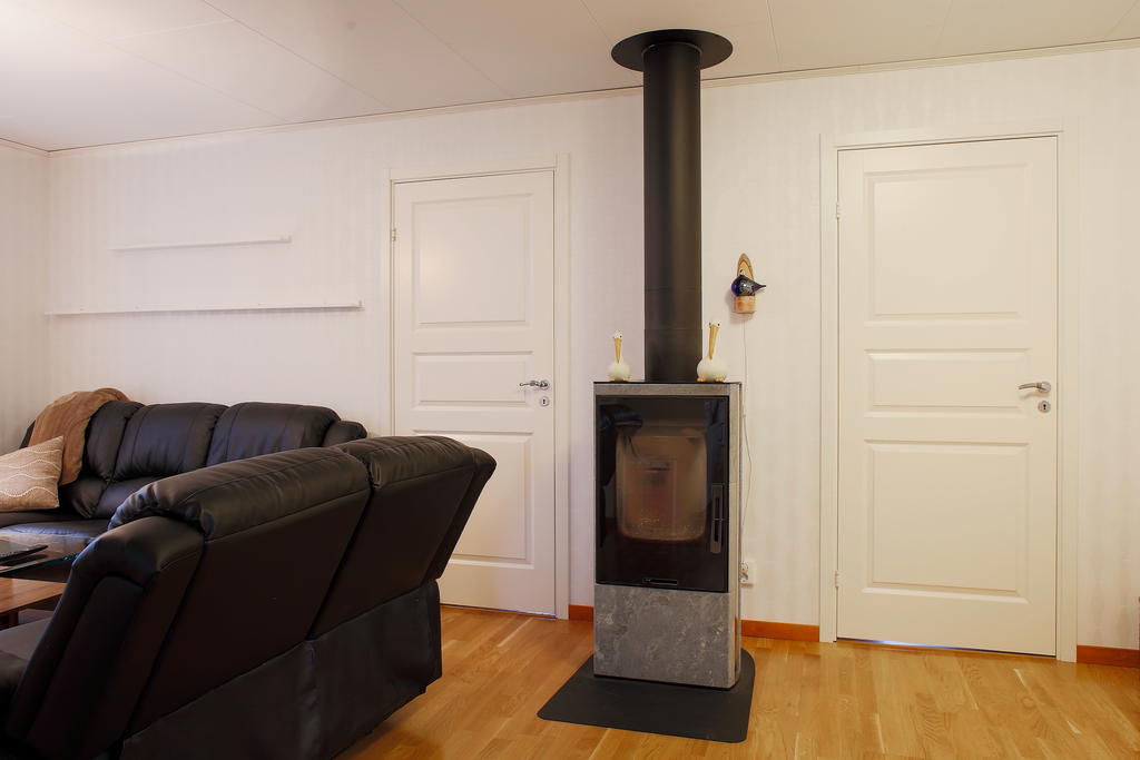 Dörrar till sovrummen, täljstenskamin Contura