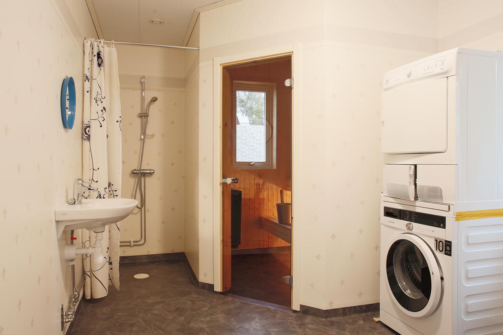 Badrum, tvättavdelning och bastu