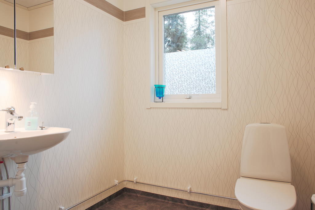 Toalett med våtrumsgolv och våtrumsväggar