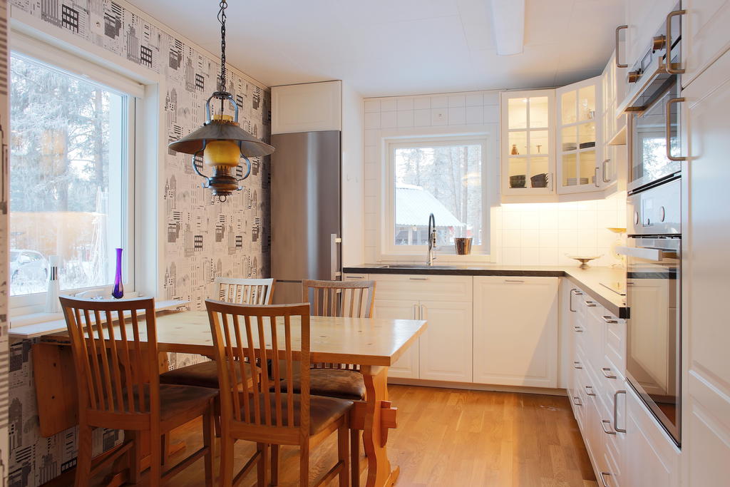 Plats för matbord vid fönstret 