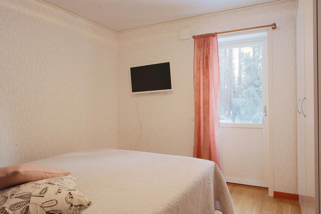 Sovrum 2 med utgång till altanen på gavelsidan 