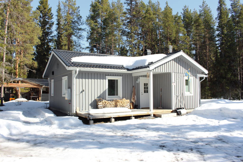 Altan i anslutning till entrén och på husets gavel