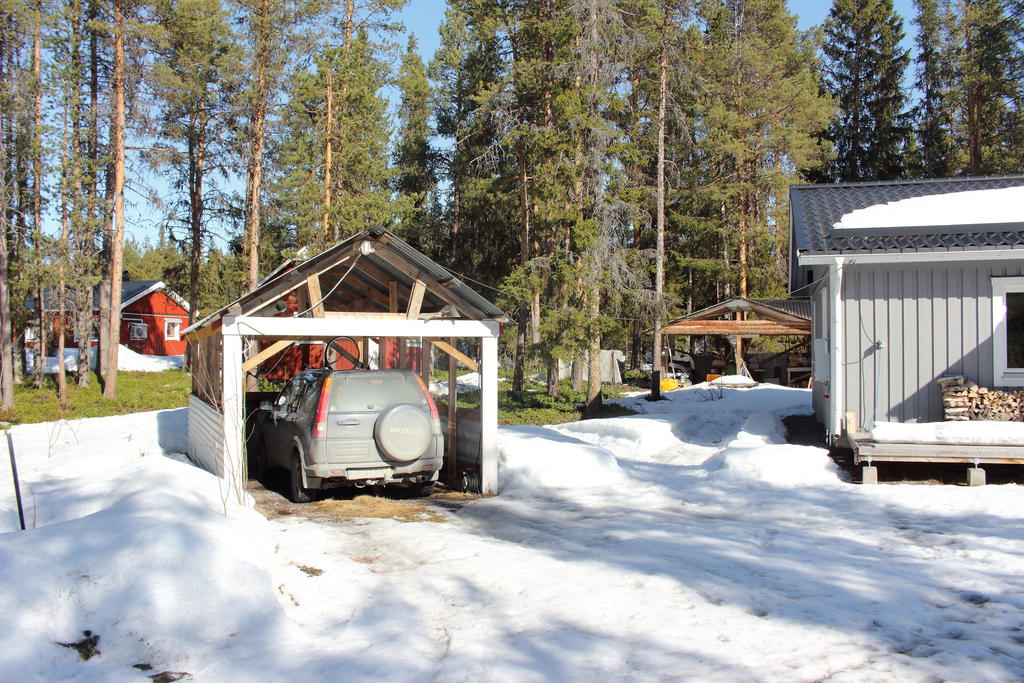 Enklare carport på gården. Detaljplanen ger utrymme för att bygga garage 