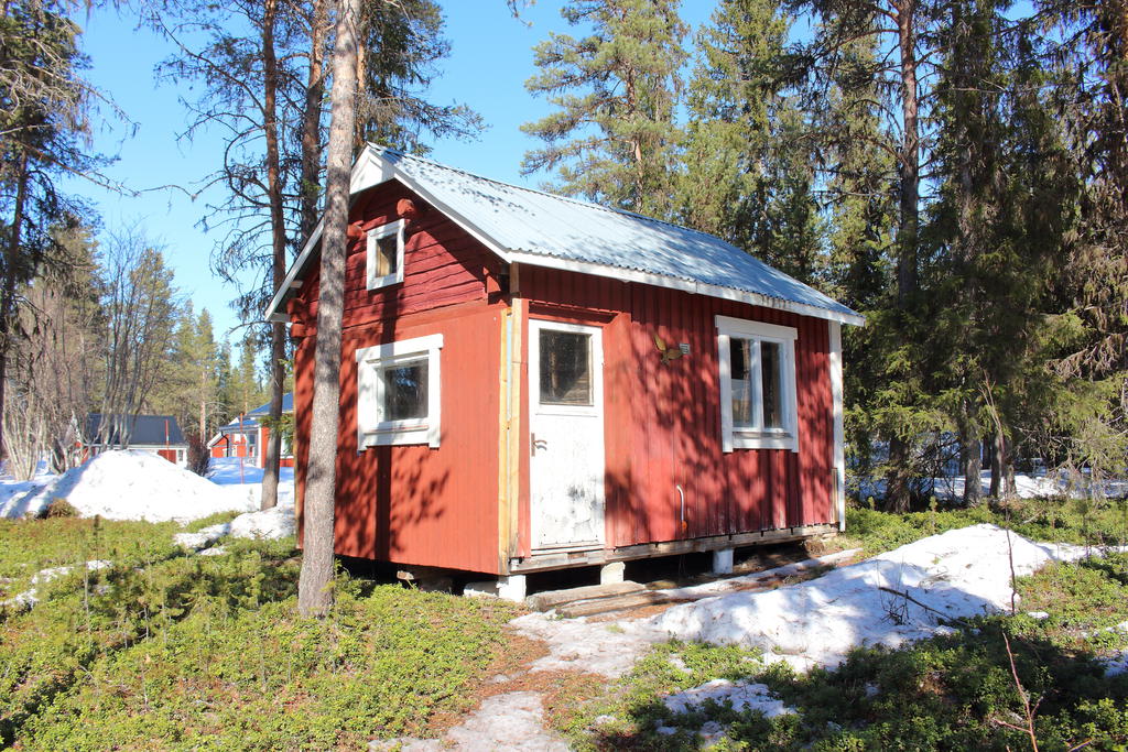 Timring om cirka 15 kvm med vedspis och sovloft