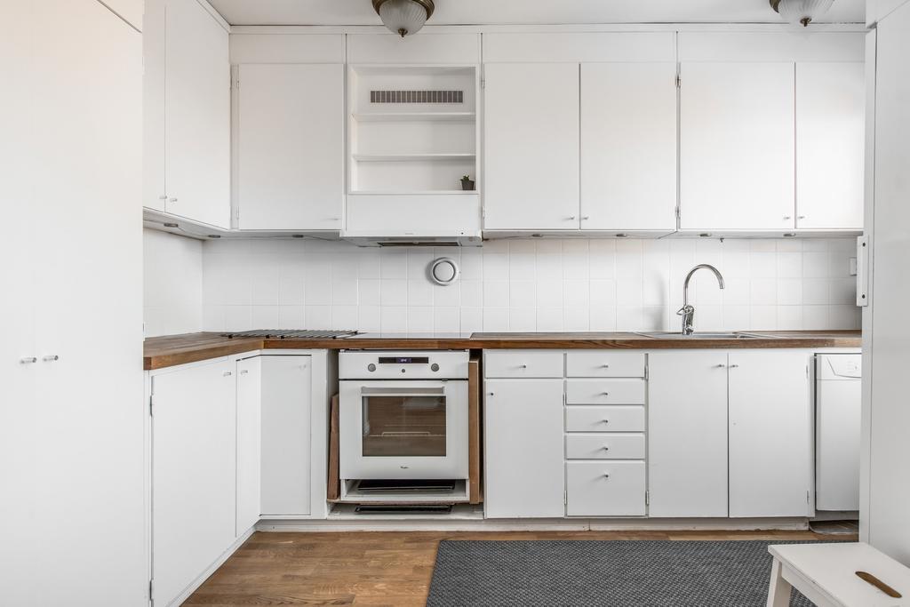 Äldre ljust kök med tidlöst materialval