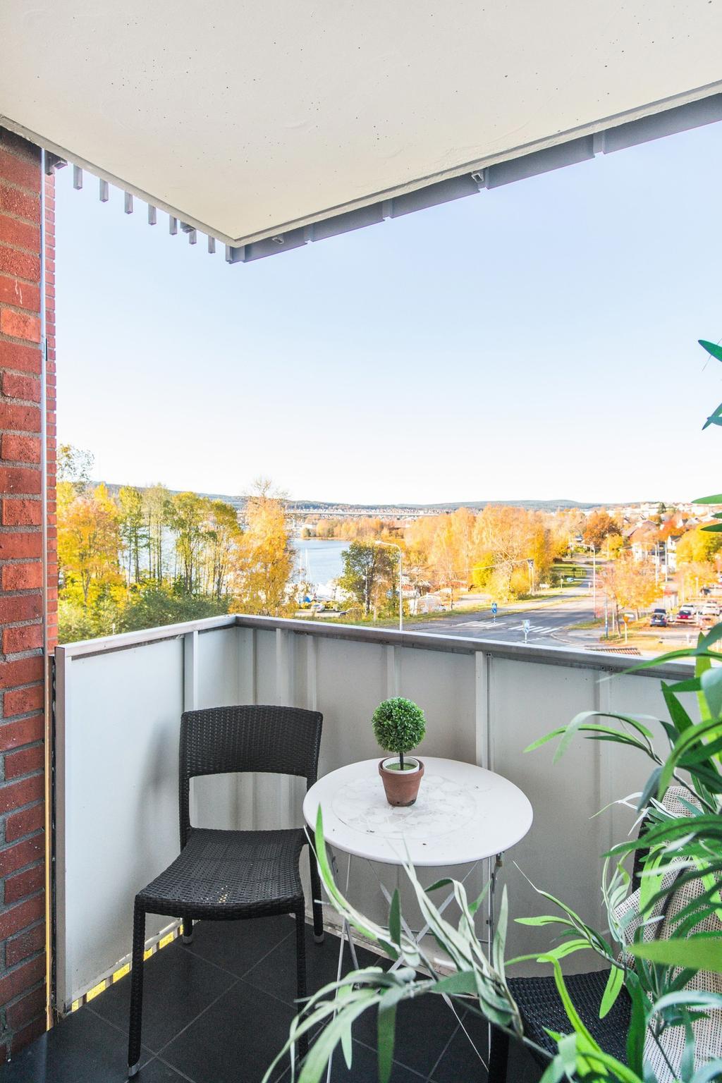 Balkong som erbjuder utsikt över Sundsvalls inlopp i soligt läge.