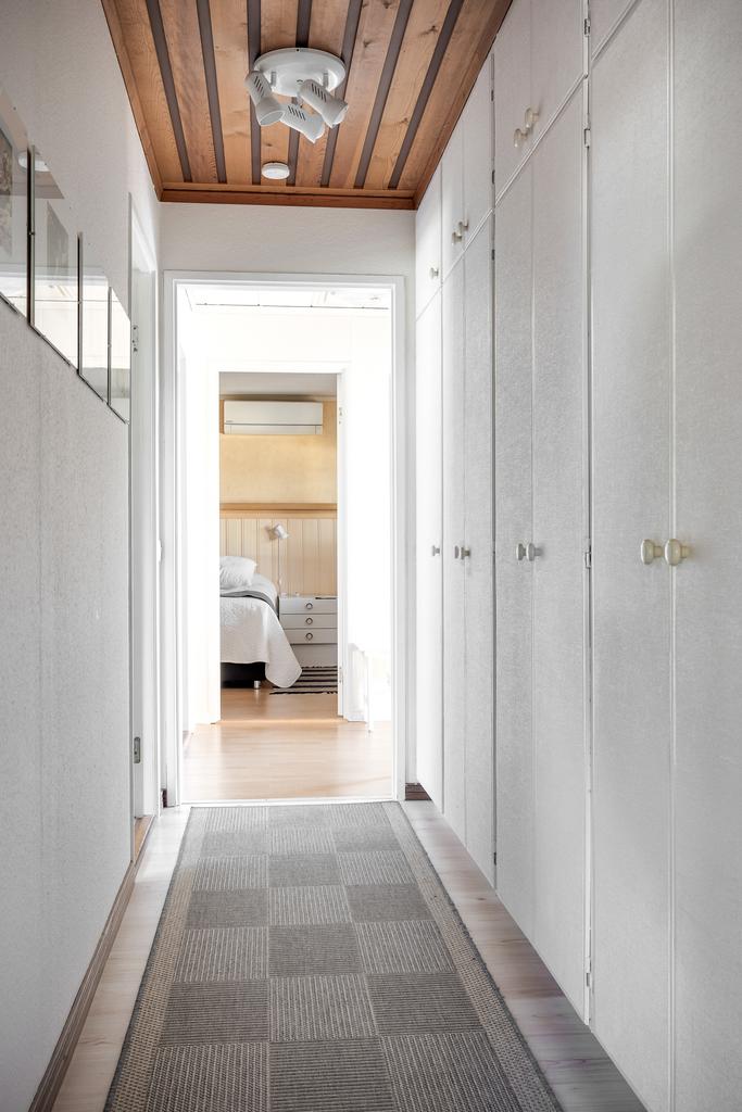 Passage med platsbyggd förvaring 