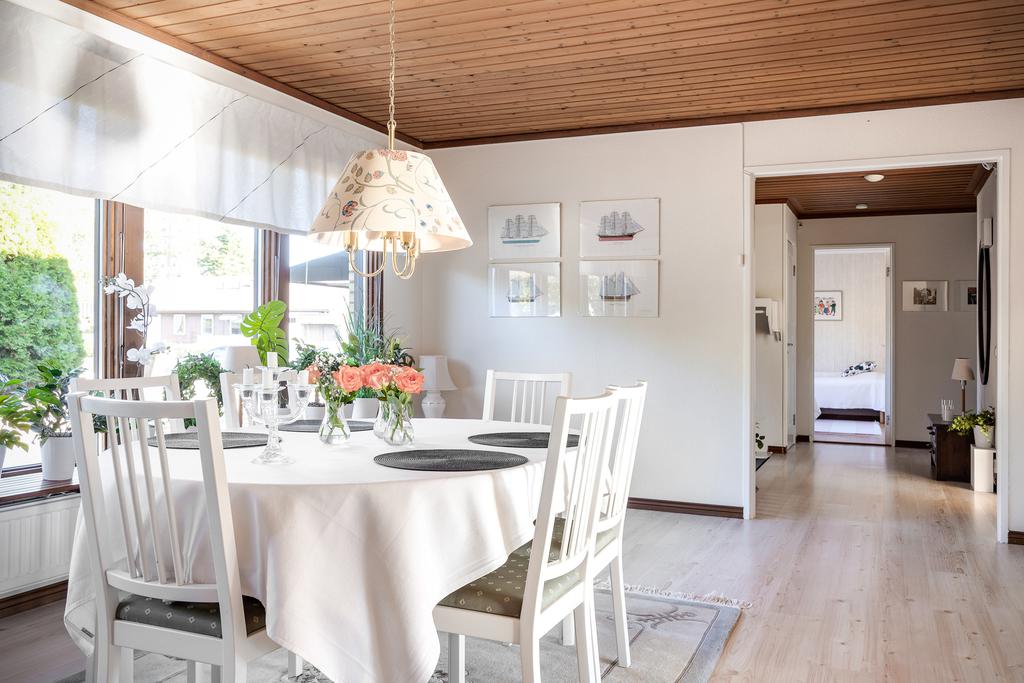 Vardagsrum med matplats i vinkel