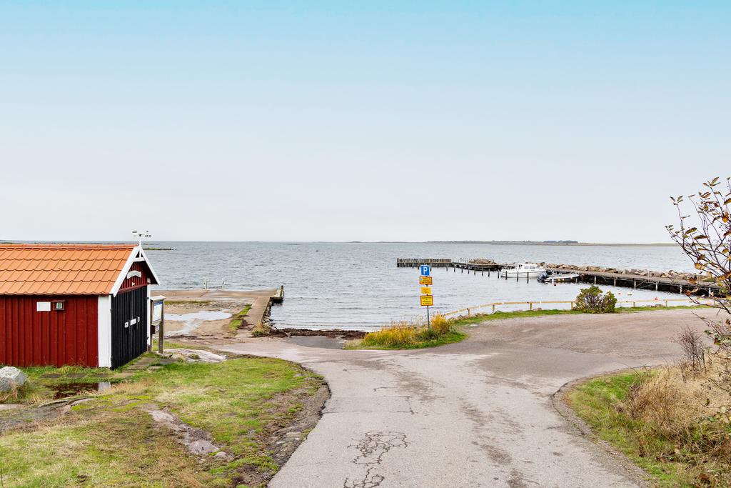 900 m ner till Balgö Brygga med badplats och småbåtshamn