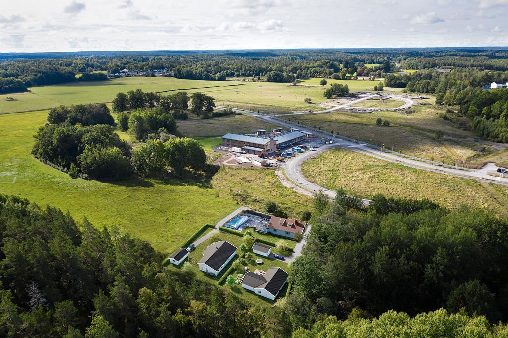 Vrinnevi Holmtorp mellan Vrinneviskogen och ny förskolan. (Fotomontage)