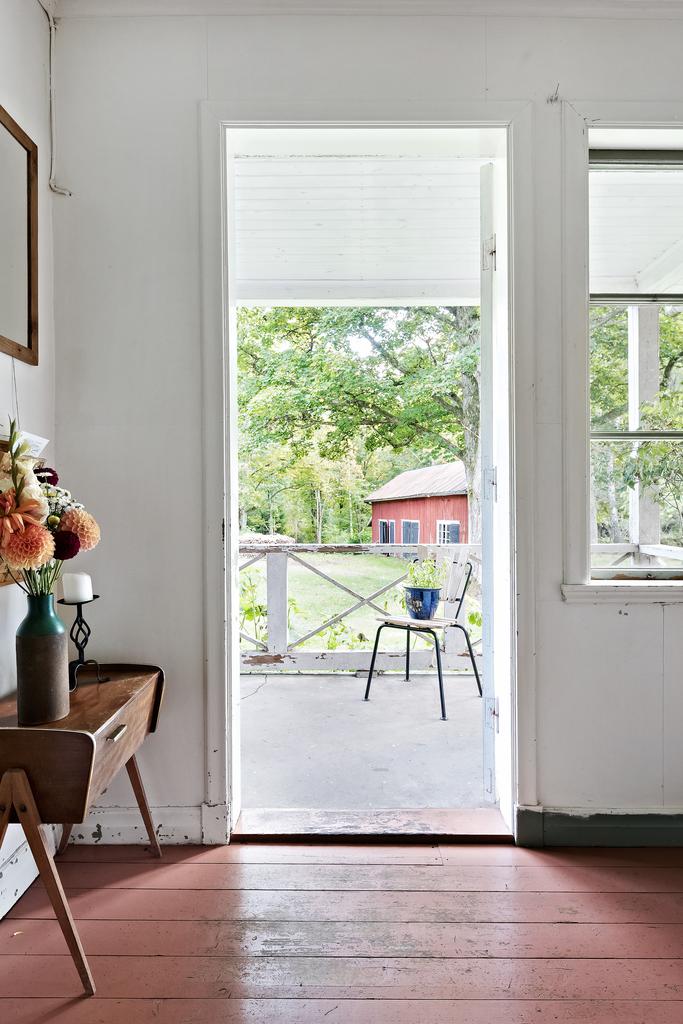 Här välkomnas man av en veranda i anslutning till hallen