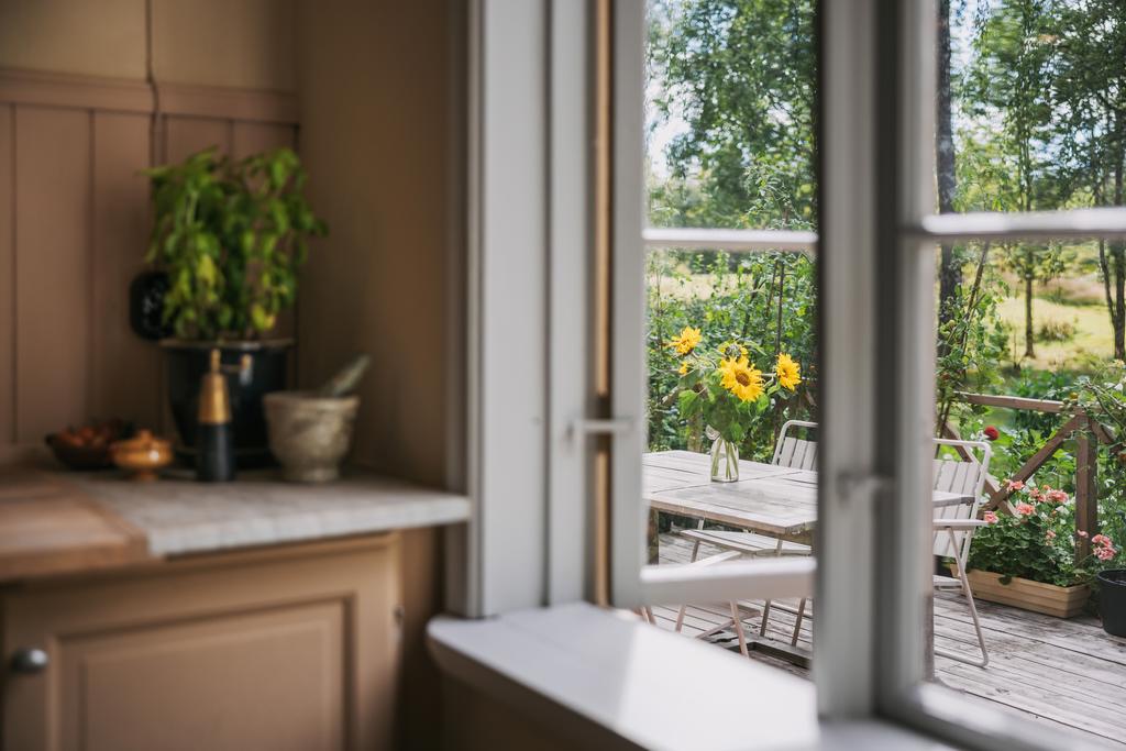 Från köksfönstret ut mot uteplatsen