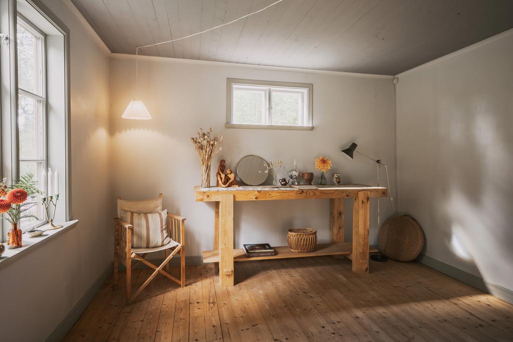 Första rummet precis intill hallen passar utmärkt som sovrum, arbetsrum eller kanske en plats för hobby & kreativitet