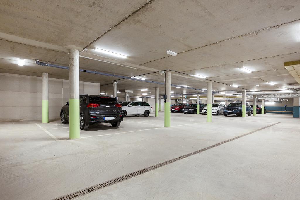 Garage finns i fastigheten. Hissen tar dig hela vägen ner!