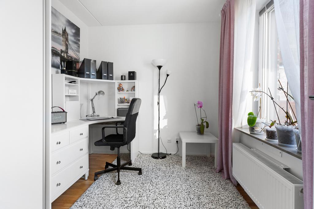 Mindre sovrum som används som kontor idag