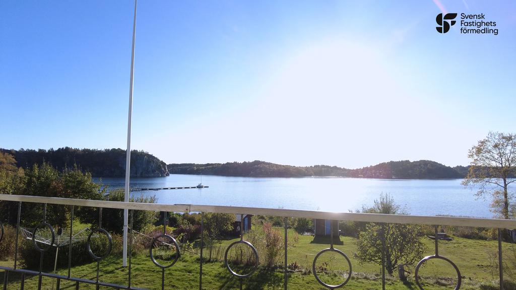 Från balkong utanför kök och vardagsrum