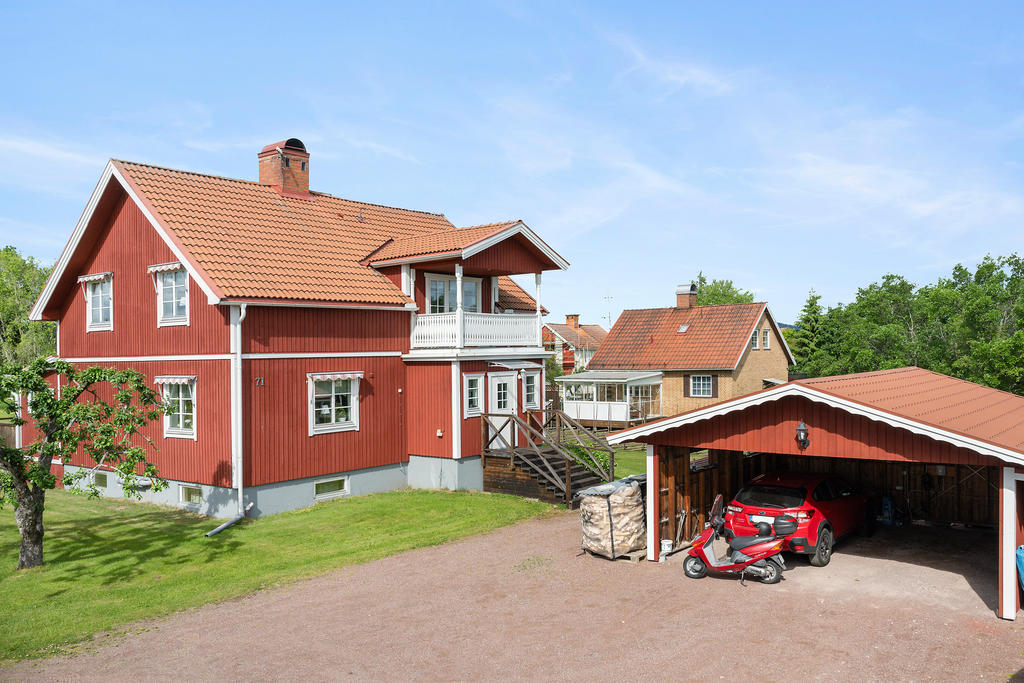 Carport med plats för två bilar