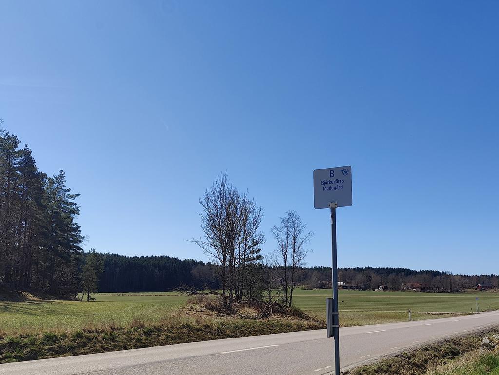 Ca 100 meter från fastigheten finns busshållplats.