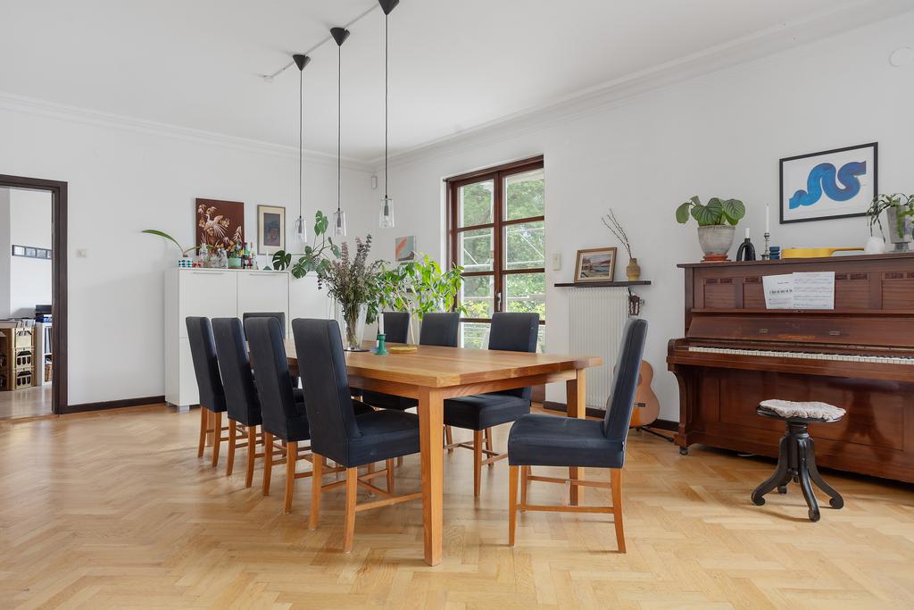 Stort allrum med plats för matbord