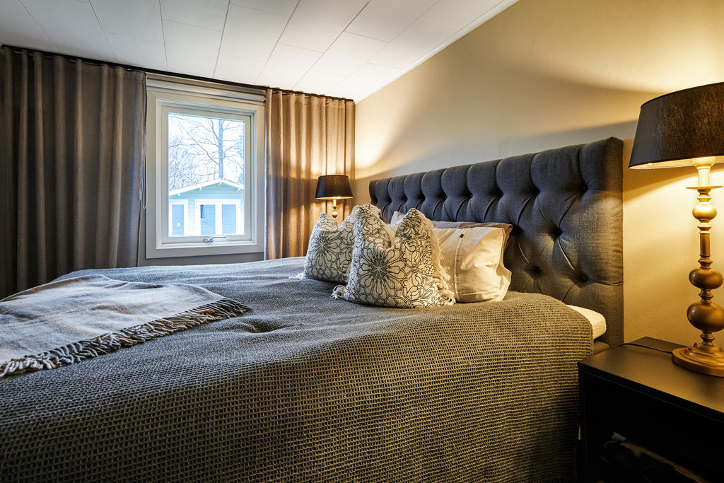 Sovrum med plats för dubbelsäng. 