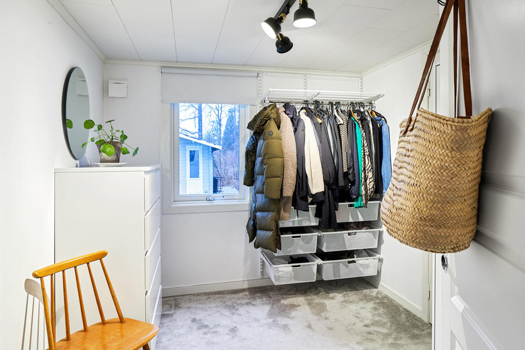 Ytterligare ett sovrum som för tillfället fungerar som walk in closet. 