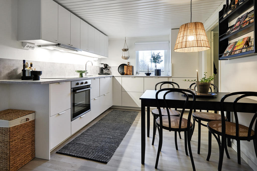 Hela huset totalrenoverades år 2021 och så även det fullt utrustade köket. 
