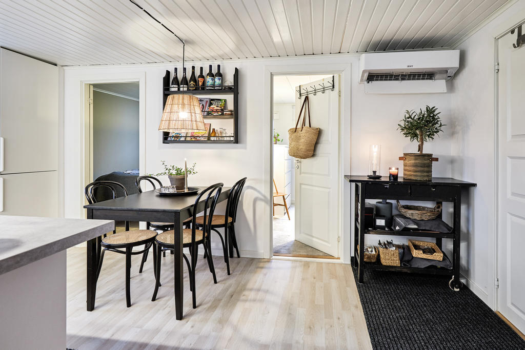 Plats för matgrupp i köket och ingång till de båda sovrummen härifrån. 