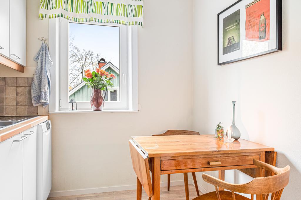 Kök med plats för mindre matbord