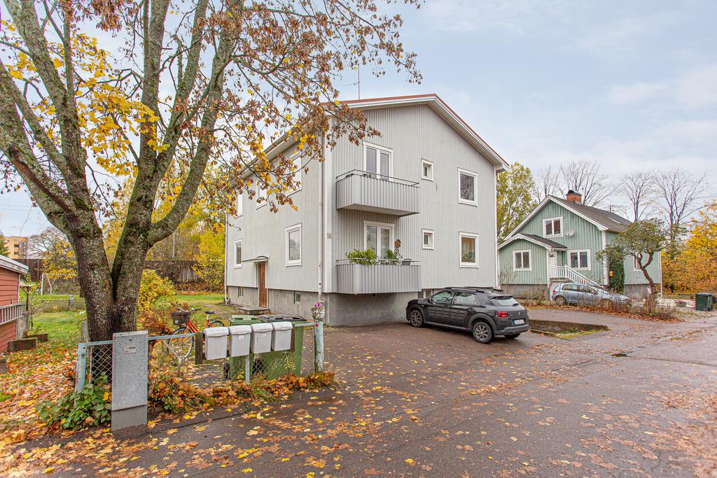 Fasadbild med parkering