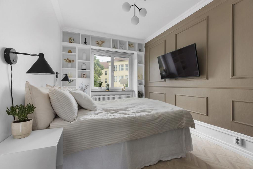 Sovrum med fondvägg och inbyggd bokhylla