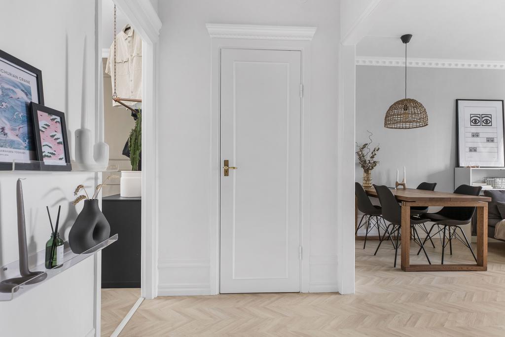 Badrum som nås via hall