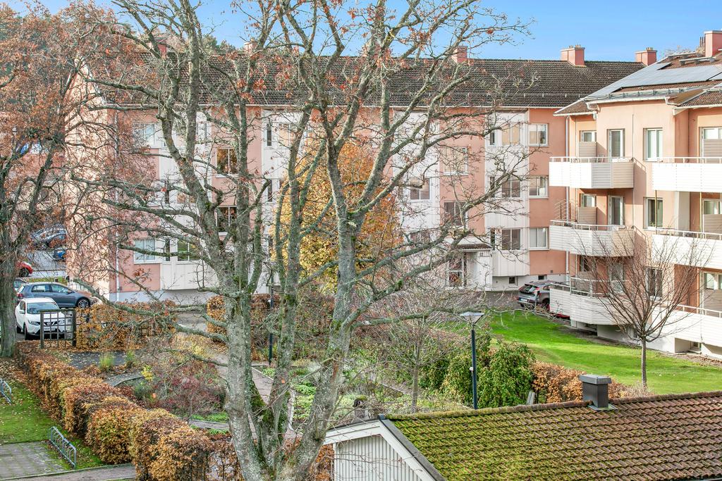 Utblick mot innergård från balkong
