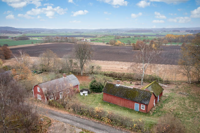 Lantligt och naturskönt läge. Mittersta tomten där ekonomibyggnadern har rivts.