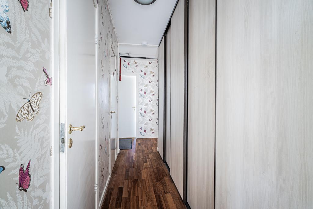 Hall från entré till badrum och kök