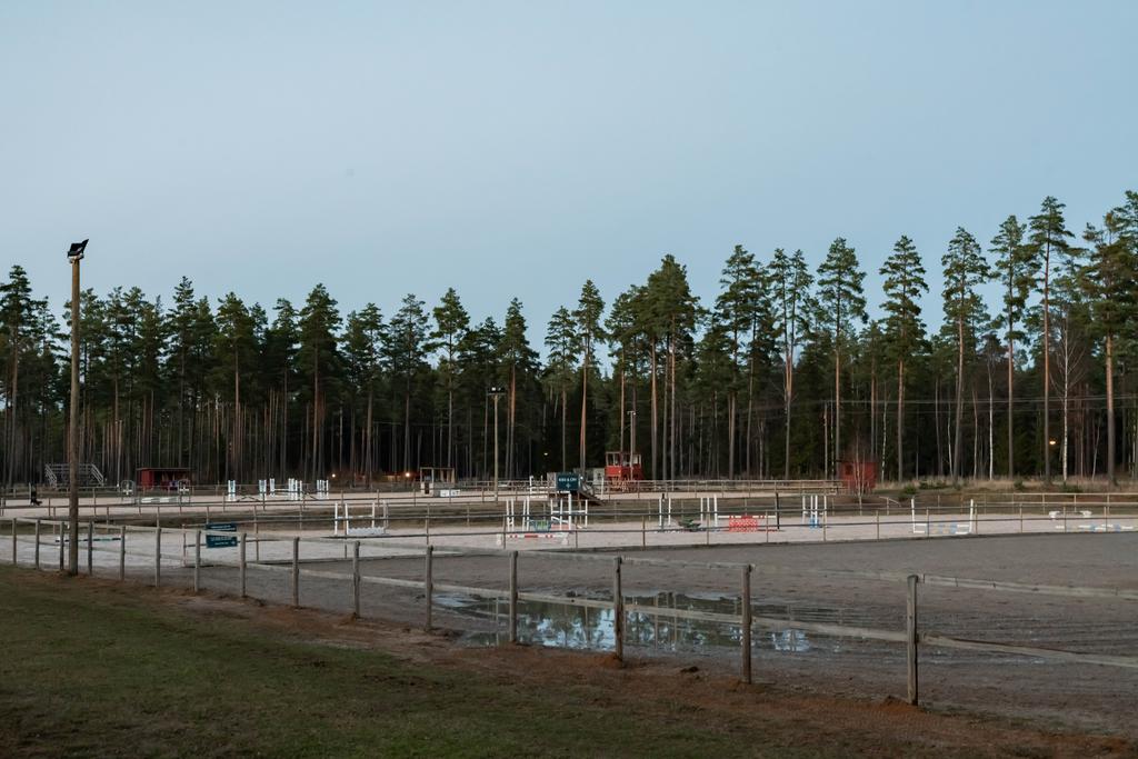 I närområdet ligger Runsten Equestrian med fina ridbanor. 