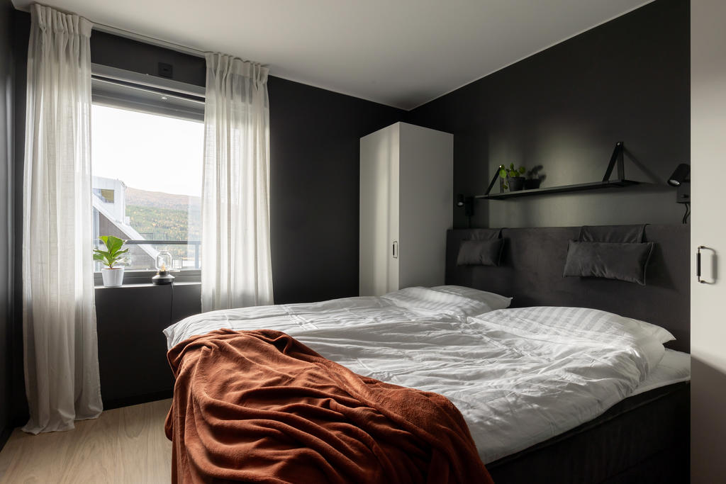 Master bedroom i söderläge med både Renfjället och Åresjön utanför. 