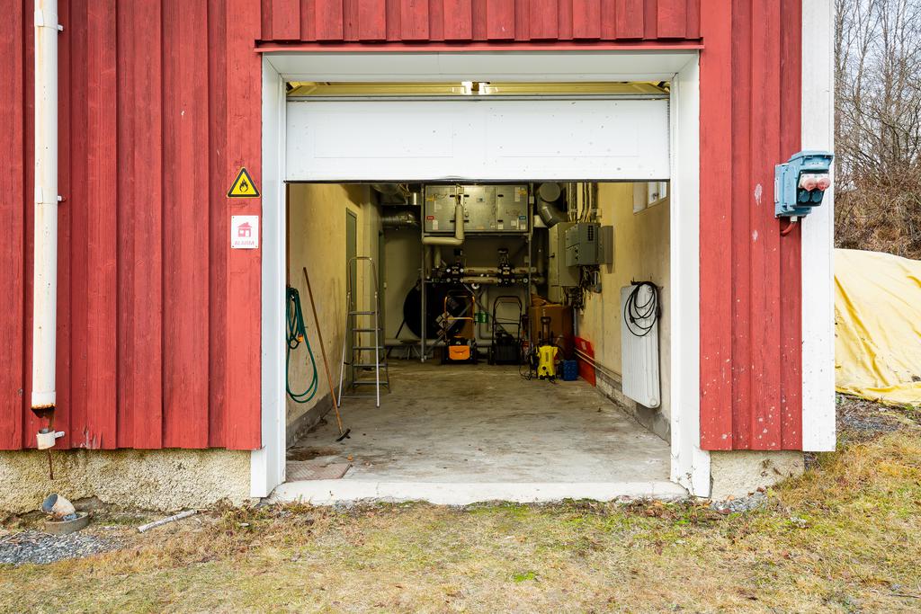 Nordvästra längans garageport