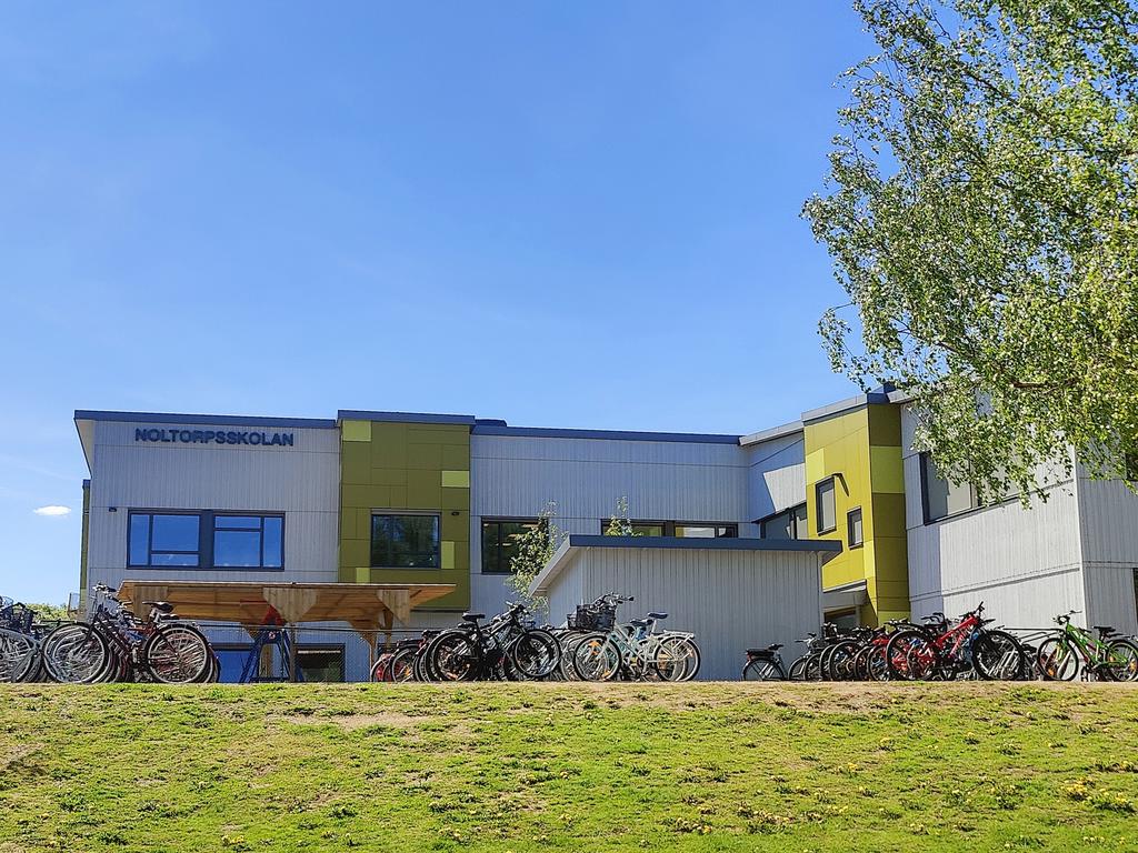 100 meter från bostaden ligger låg/mellanstadieskolan Noltorpskolan. I direkt närhet finns även rosade förskolan Apelsinen, vårdcentral och livsmedelsbutik. Samt bussförbindelser in mot centrum.