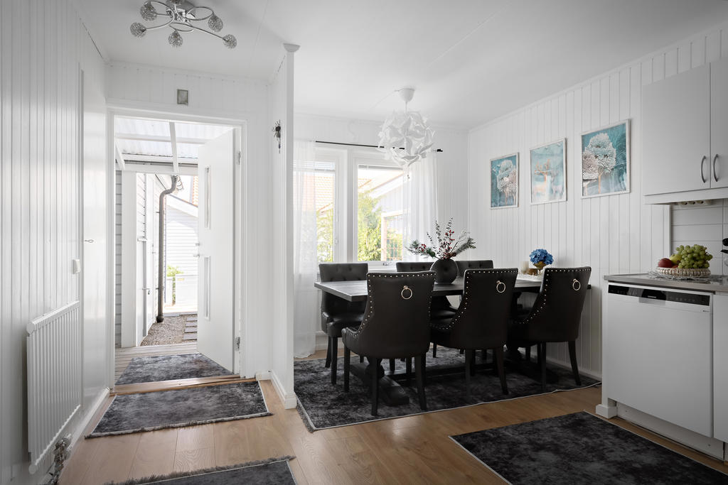 Välkomna in! Entrén är utvändigt takbelagt, med utrymme för förvaring under tak. Här ser ni del av kök och matgrupp.
