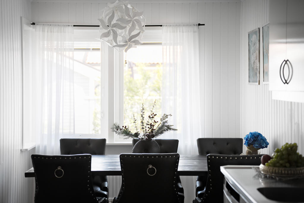 Här ser ni ett rejält 6-personsbord på plats.