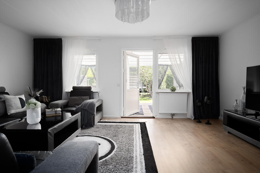 Från vardagsrummet nås trädgården på baksidan.