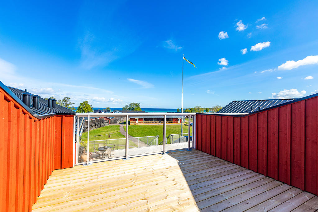 Stor terrass/balkong ut mot havet. Notera att bilden är tagen i lägenhet 5. Inspirationsbild, avvikelser kan förekomma.