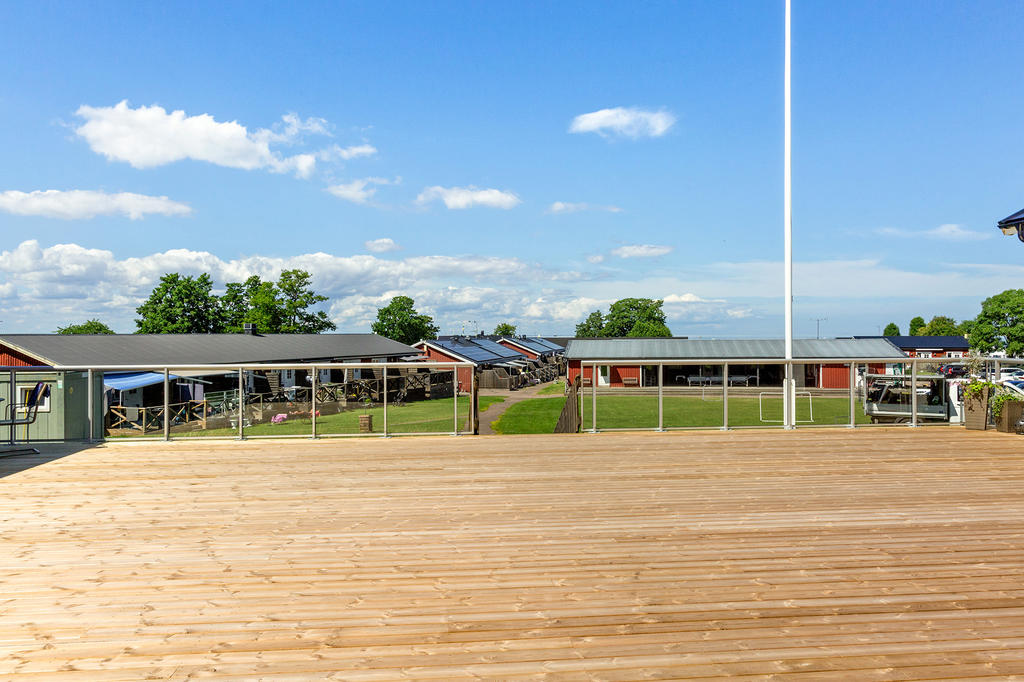 Föreningen har ett stort gemensamt soldäck med plats för umgänge.