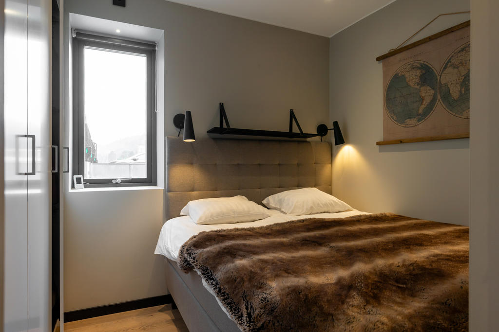 Från sovrumsfönstret ser du upp mot Mullfjället.