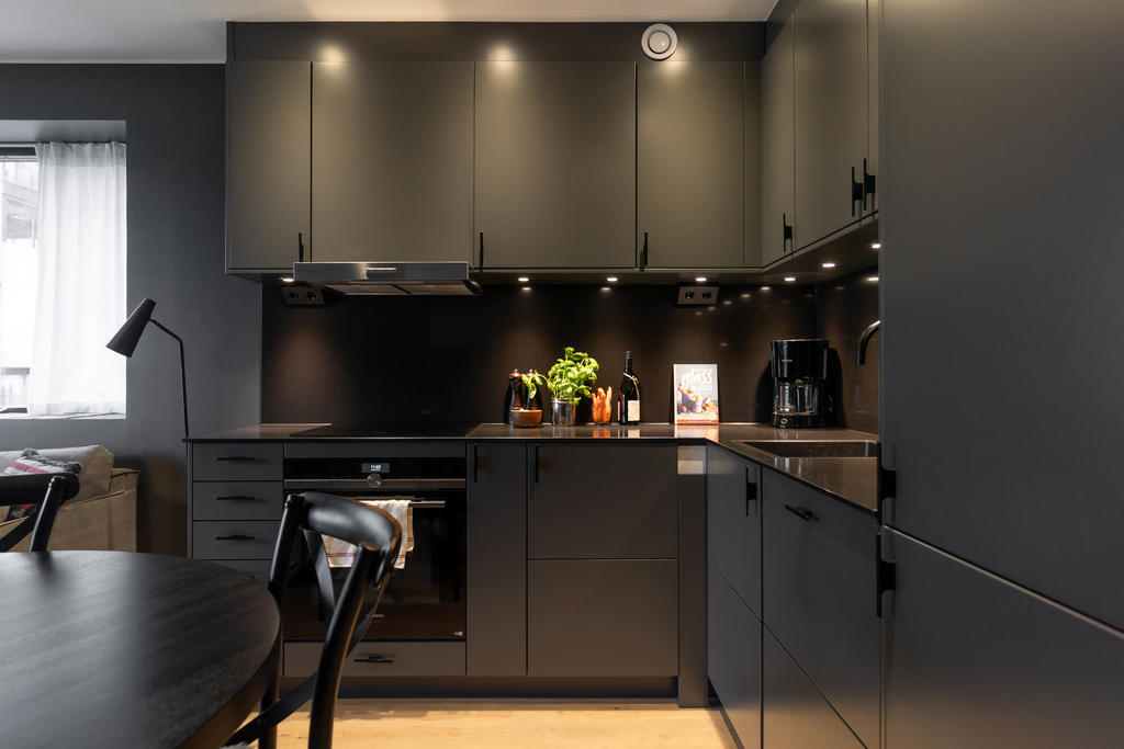 Läckert kök i snygg peppargrå färg. 