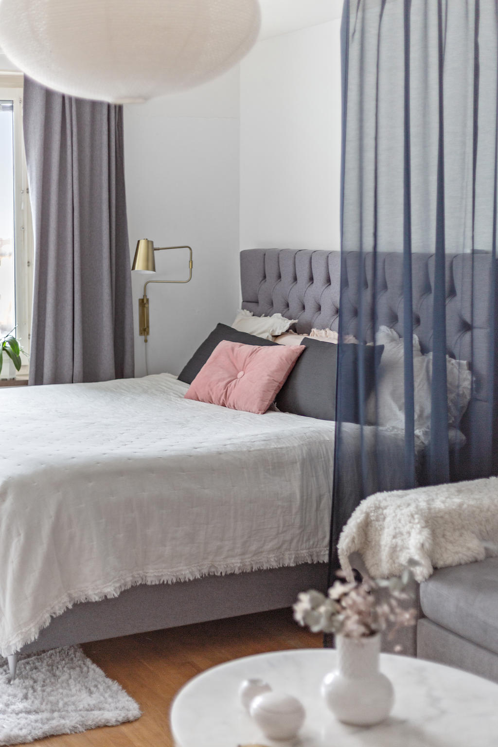 Glimt mot sovdel i vardagsrummet