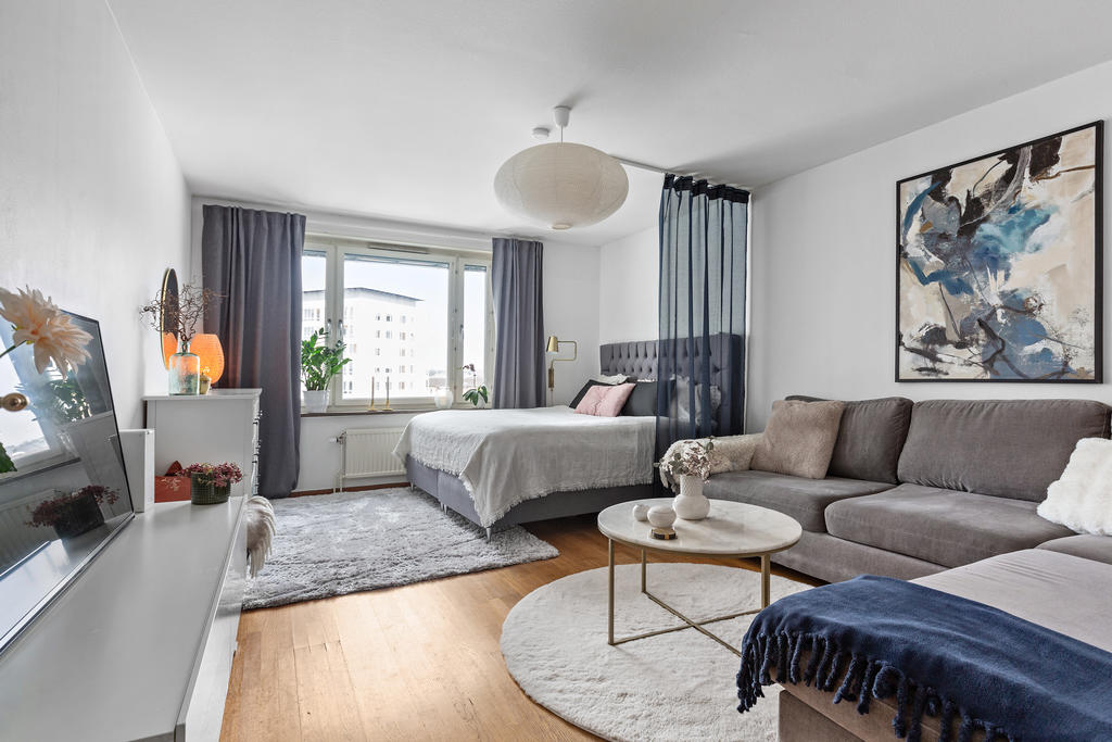 Rymligt vardagsrum!
Plats för både tv-soffa och tex ett stort matbord (eller säng som i detta fall)