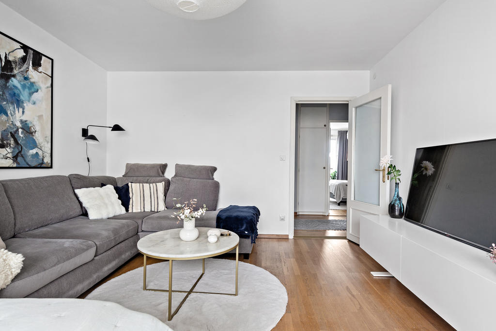 del av vardagrum och glimt mot hall 